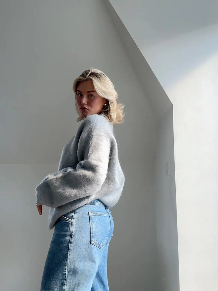 Effortless women's oversized pullover. Soft, cozy sweater with a relaxed fit, ideal for winter & autumn wear.