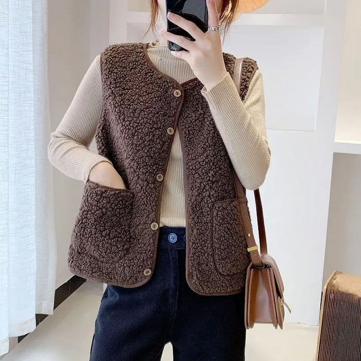 Versatile women's sleeveless V-neck cardigan vest with pockets, ideal for everyday casual wear.