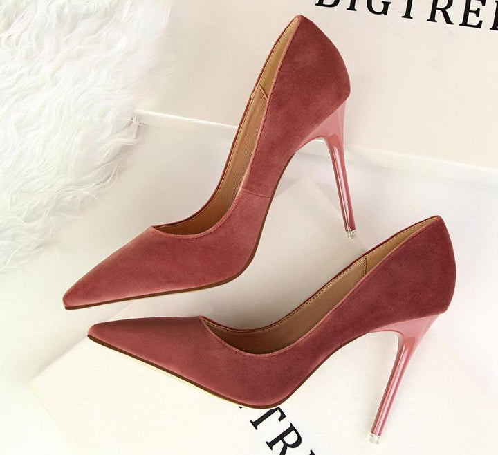 Comfortable women's Roman high heels styled for an elegant and versatile outfit, ideal for any event.