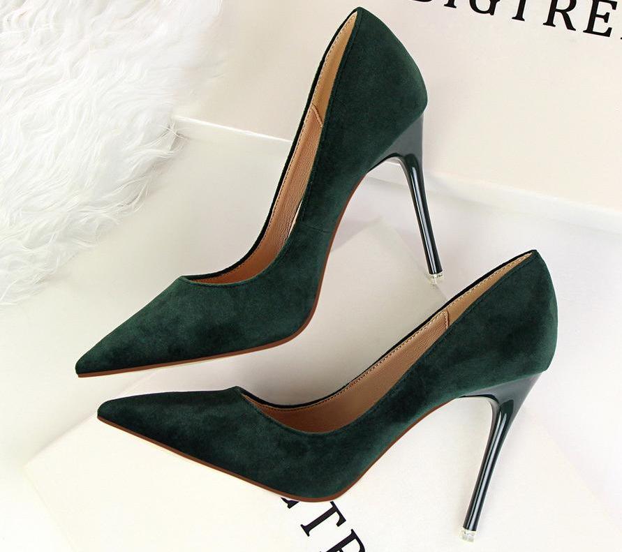 High-quality material of women's Roman high heels, combining elegance, comfort & classic style.