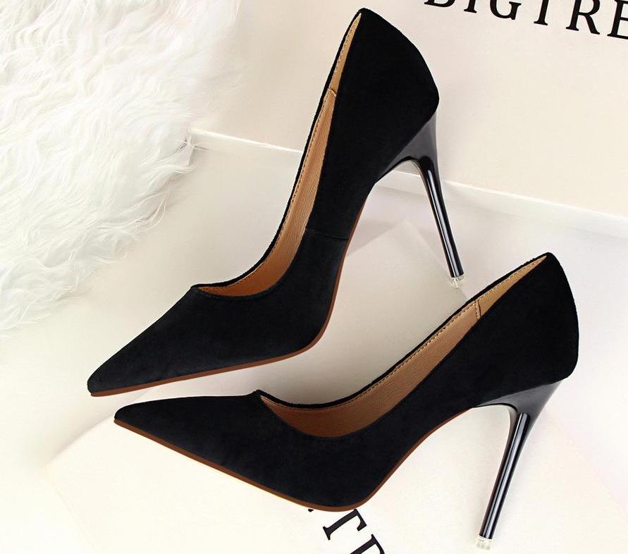 Rear view of classic women's Roman high heels, showcasing elegant design & sturdy heel for fashion.