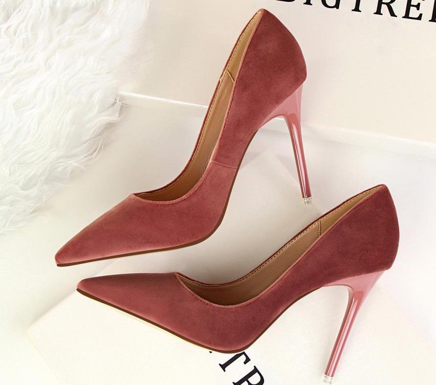 Women's elegant Roman high heels, classic black, perfect for parties & versatile styling.
