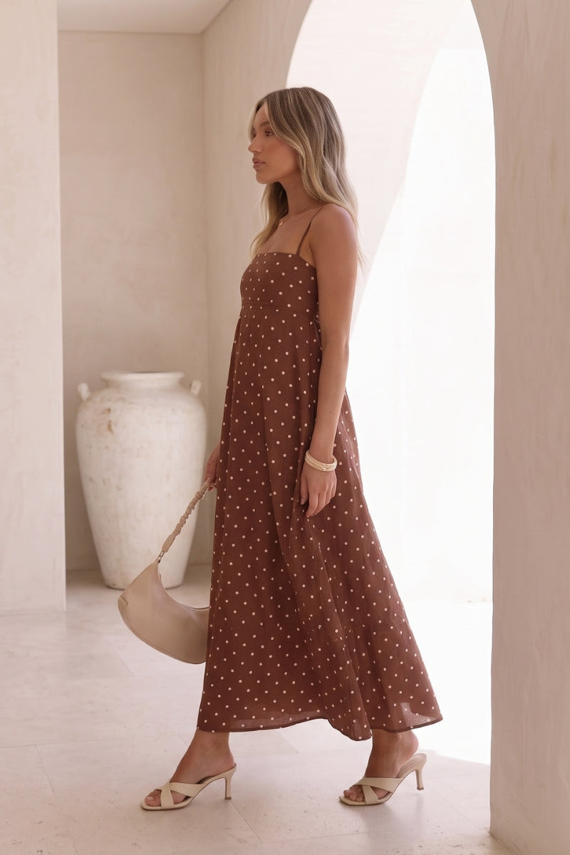 Casual women's flowy polka dot maxi dress, sleeveless design, effortless style for summer & warm weather.