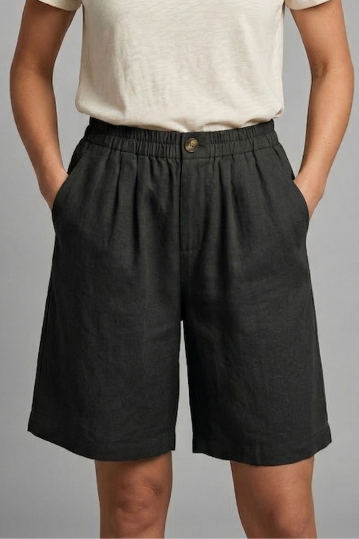 Comfortable women's loose fit shorts with an elastic waist, great for active casual wear & pockets.