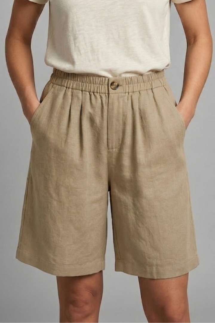 Casual women's shorts, mid-length, with a comfortable elastic waist and essential side pockets.