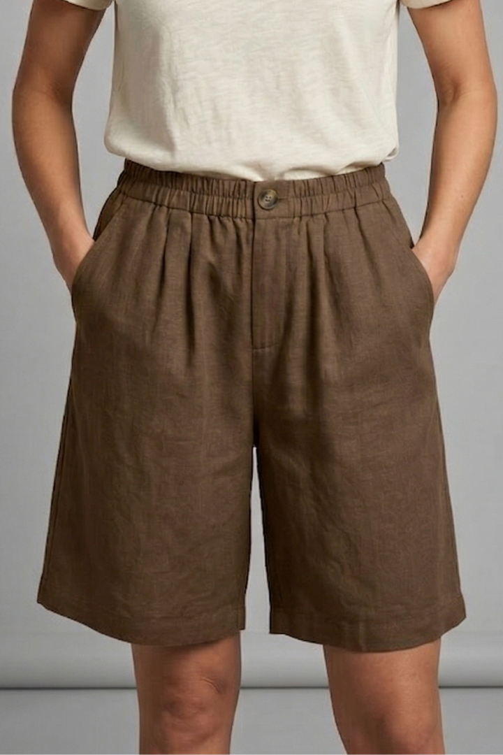 Soft women's elastic waist shorts, ideal for relaxed summer days, complete with useful side pockets.