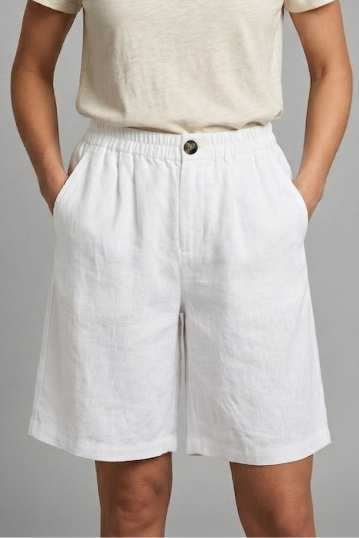 Women's stylish casual shorts with a practical elastic waist and convenient side pockets for essentials.