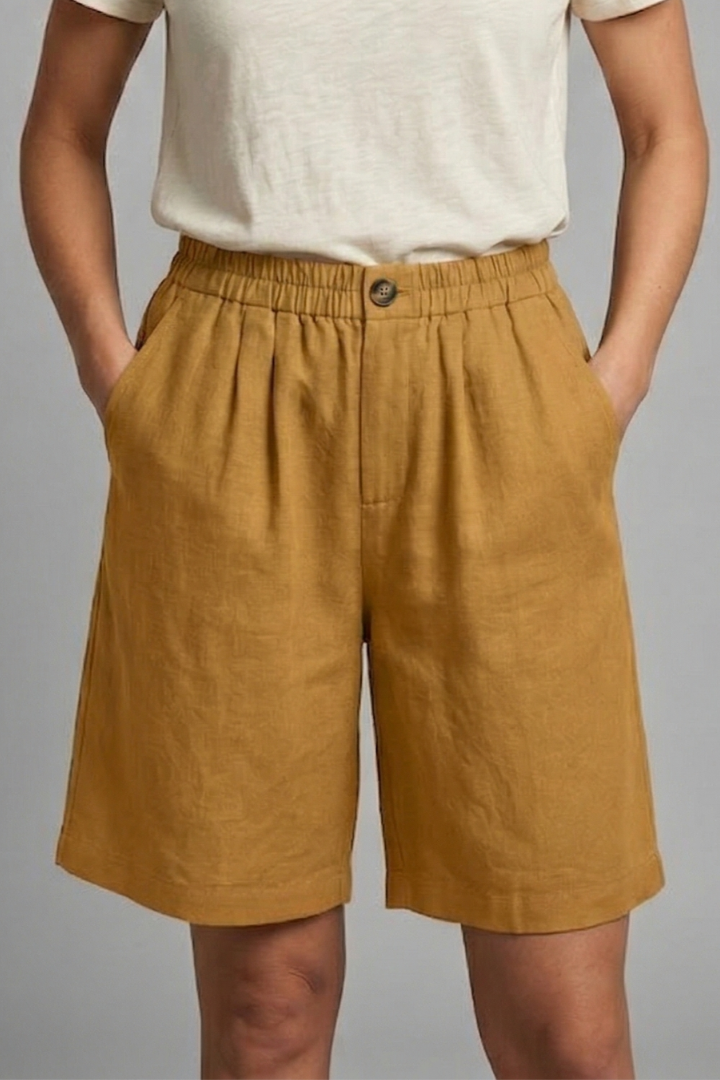 Comfortable women's mid-length shorts, elastic waist, and practical side pockets, perfect for daily use.