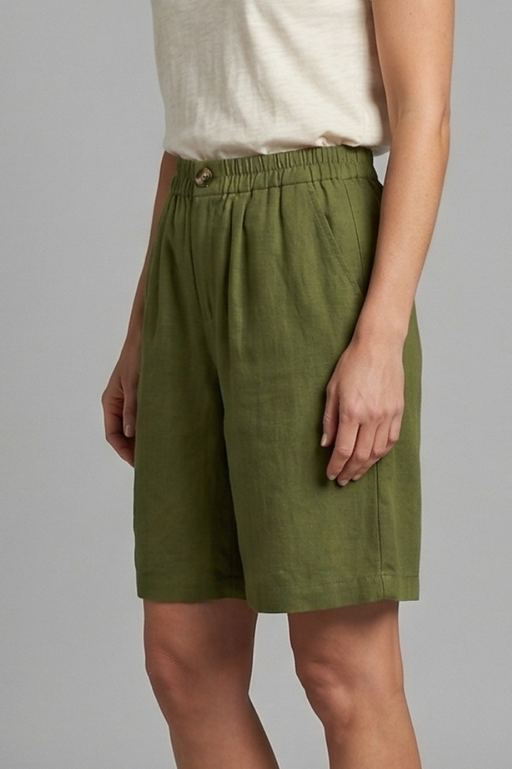 Women's relaxed fit shorts, designed for comfort, featuring an elastic waist and side pockets.