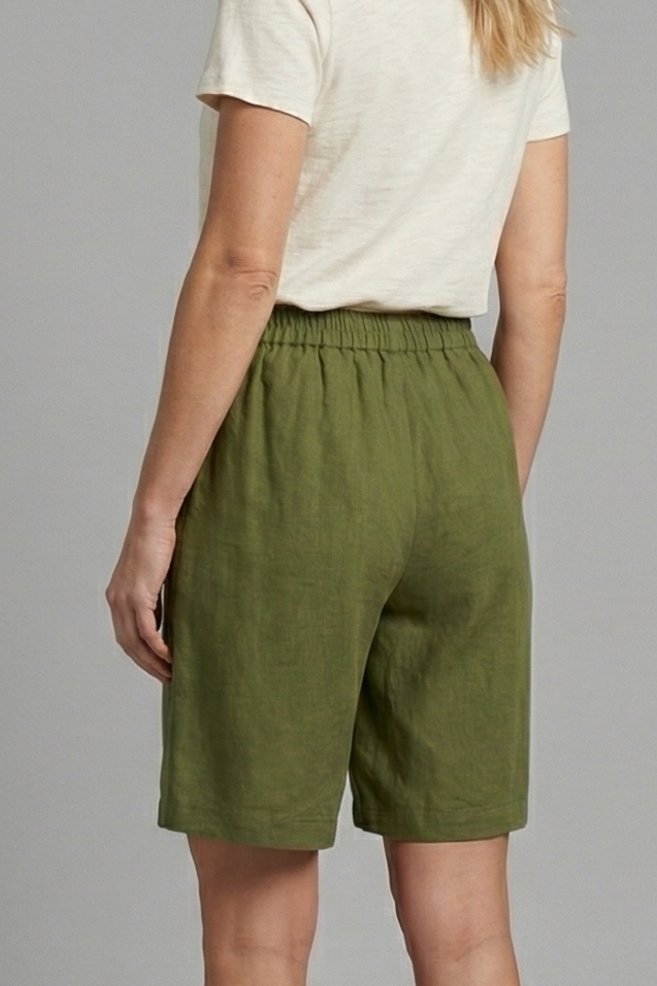 Soft fabric women's shorts, perfect for everyday wear, with elastic waist and practical pockets.
