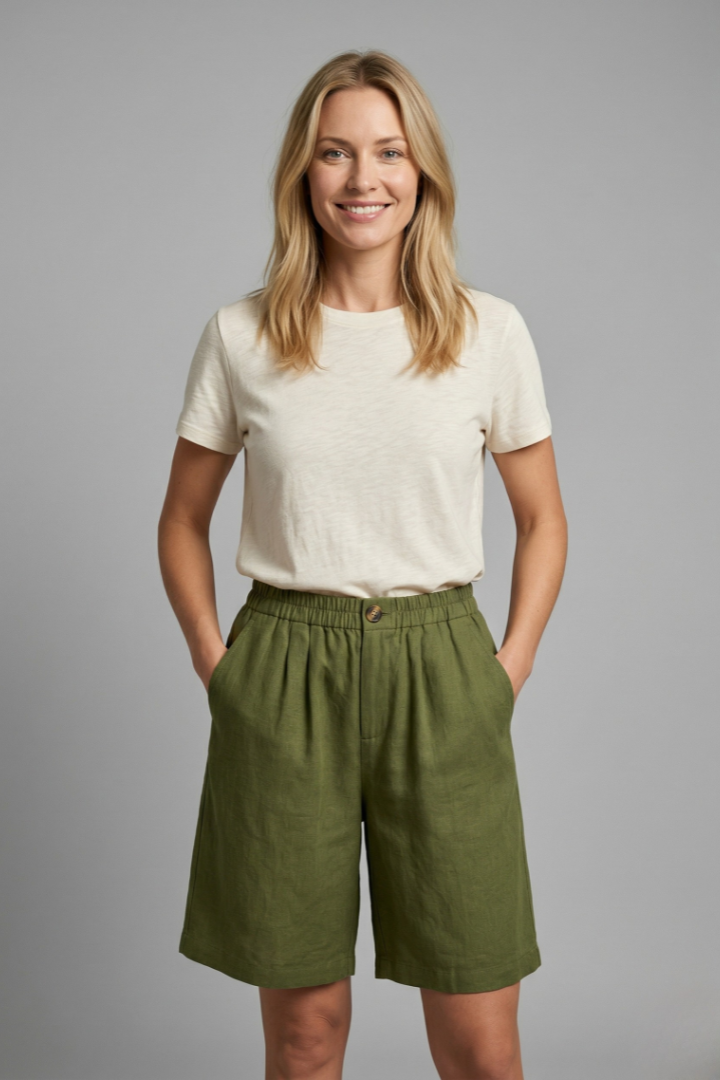 Loose fit women's mid-length shorts featuring a comfortable elastic waist and convenient side pockets.