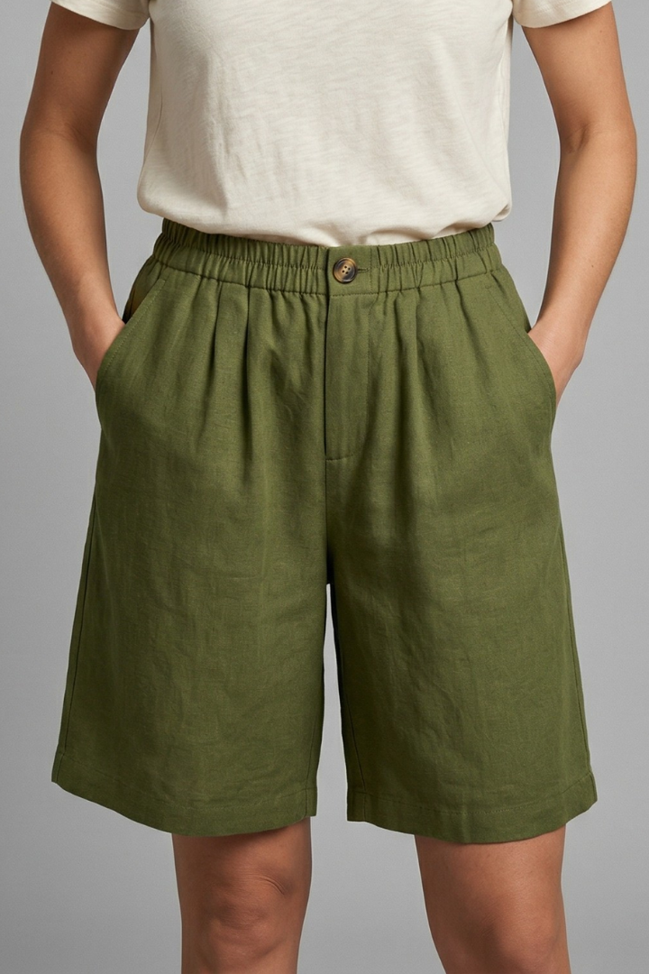 Casual women's shorts with an elastic waistband and useful side pockets for everyday comfort.