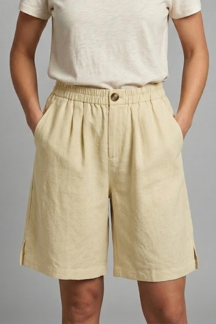 Everyday women's shorts, highly comfortable with an elastic waist and easy-access side pockets.