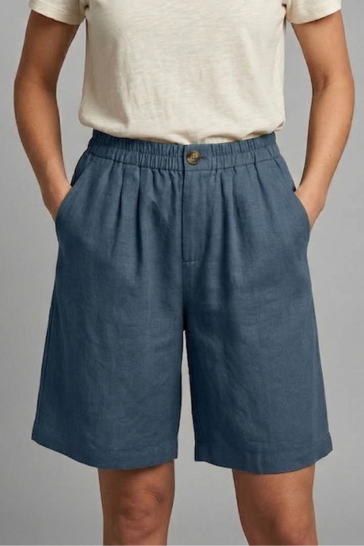 Comfortable women's summer shorts, loose fitting, with an elastic waist and practical pockets.