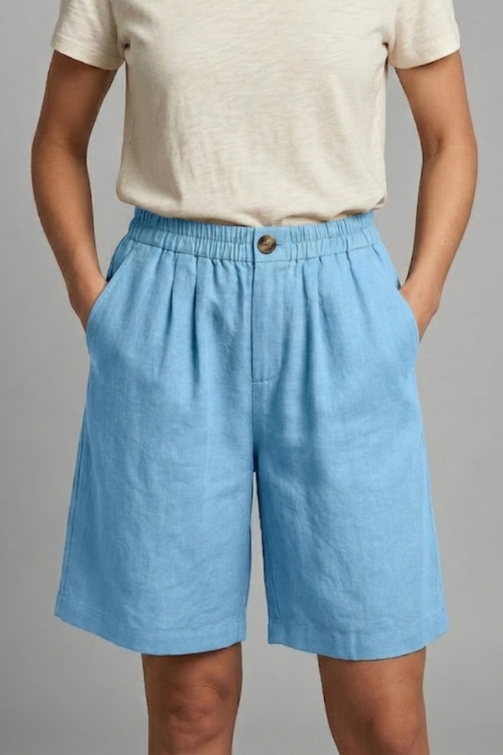 Womens apparel: comfortable elastic waist shorts with practical side pockets for versatile wear.