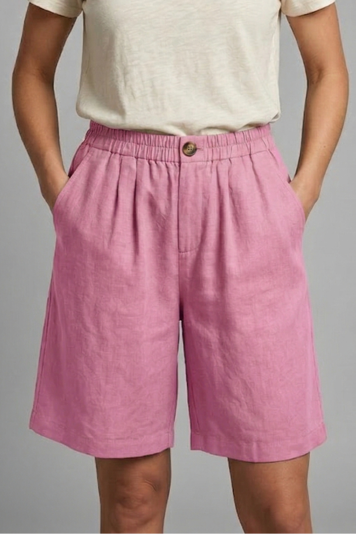 Women's practical shorts with useful side pockets and a comfy elastic waistband for casual outfits.