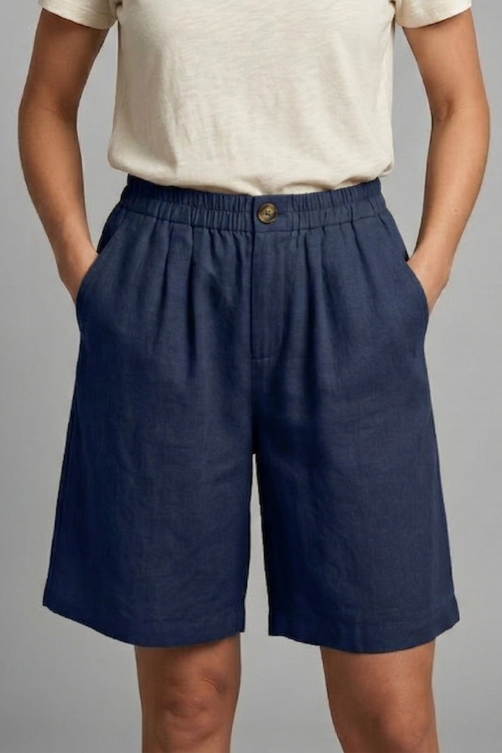 Elastic waist women's shorts in a loose fit, perfect for summer comfort and everyday activities.