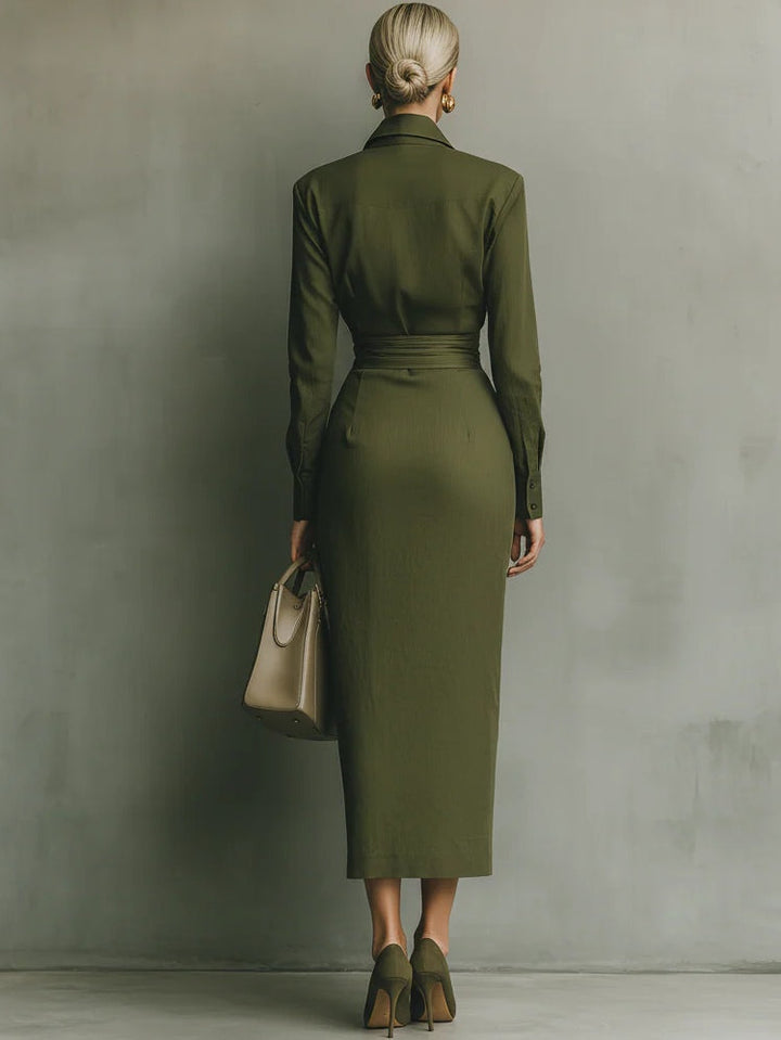 Chic women's long green maxi dress with collar. Elegant and sophisticated fitted dress, ideal for formal events.