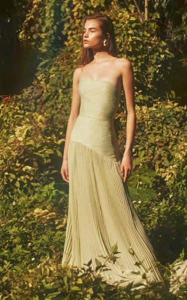 Women's elegant pistachio green sleeveless maxi dress, flowing and comfortable, perfect for summer and evening occasions.
