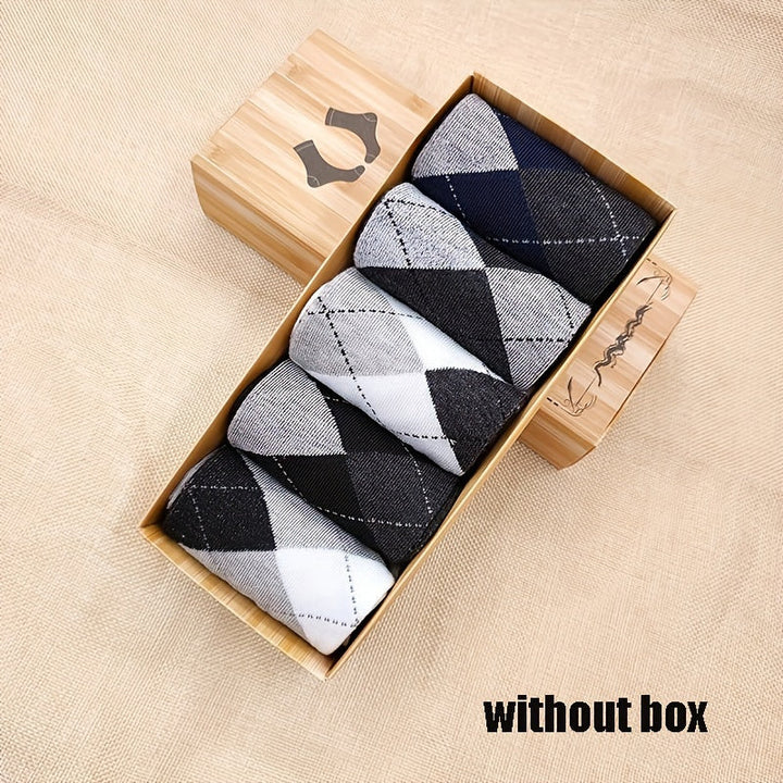 Folded men's checked socks, highlighting the classic pattern and soft, comfortable material.