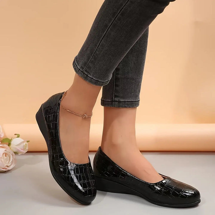 Versatile women's casual shoes, lightweight and comfortable for all-day everyday wear.
