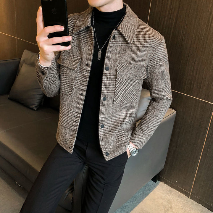 Versatile men's plaid shirt jacket. Button-up design, perfect for casual fall & winter fashion.