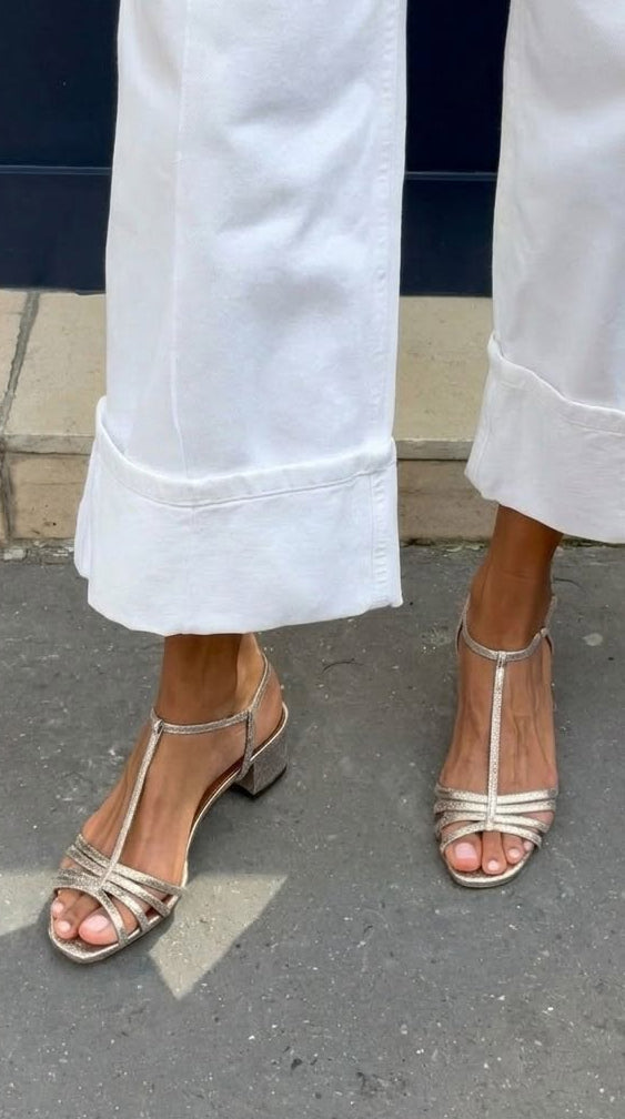 Chic everyday women's sandals, combining elegance and comfort. Supportive flats for any occasion.