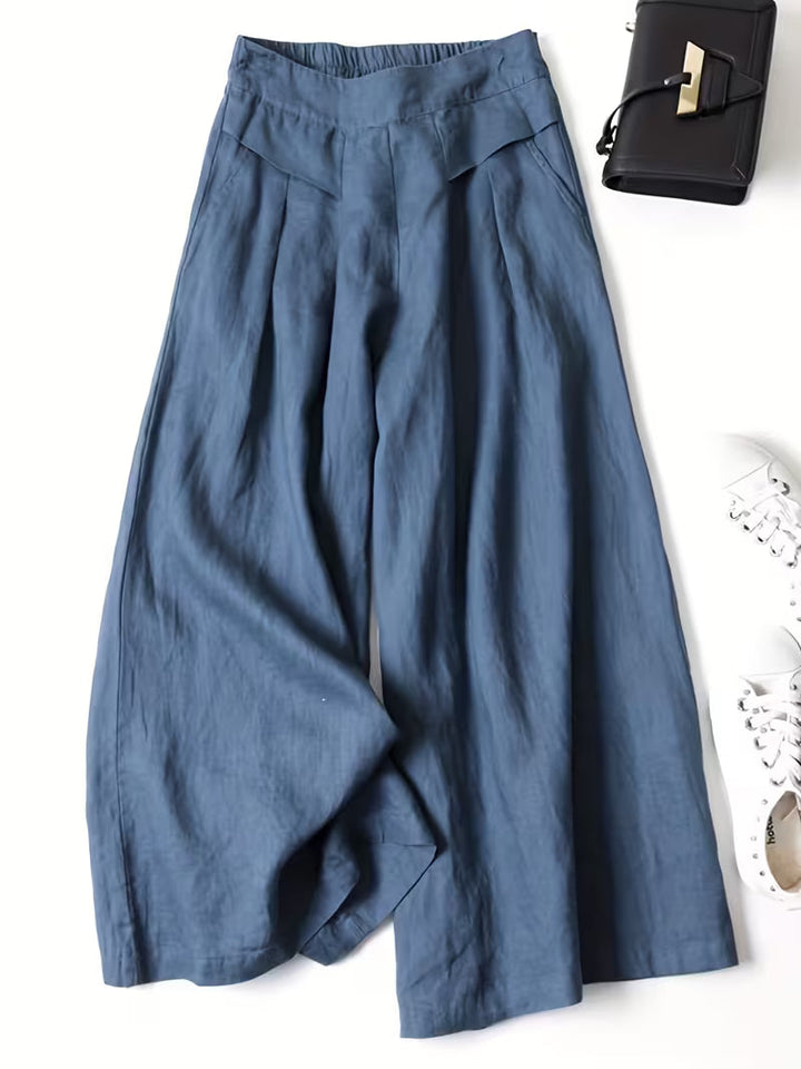 High-waisted women's wide-leg trousers in a breathable, loose fit. Ideal for relaxed summer fashion & comfort.
