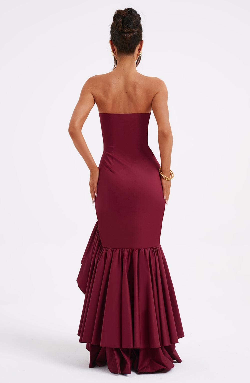 Sophisticated women's wedding guest dress: sleeveless, ruffled maxi with a graceful side slit.