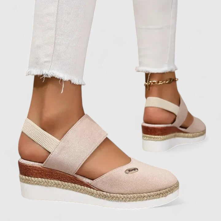 Casual women's orthopaedic sandals, great for daily wear, with cushioned footbed and arch support.