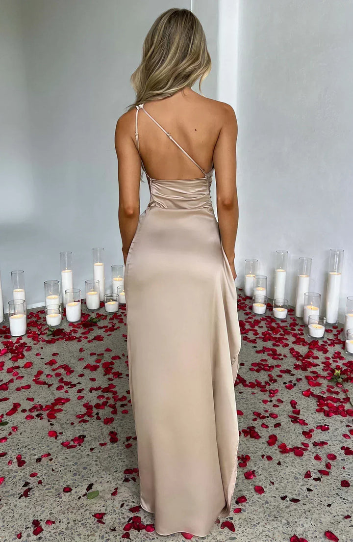 Stunning party dress: one-shoulder maxi, elegant high slit, a true showstopper.