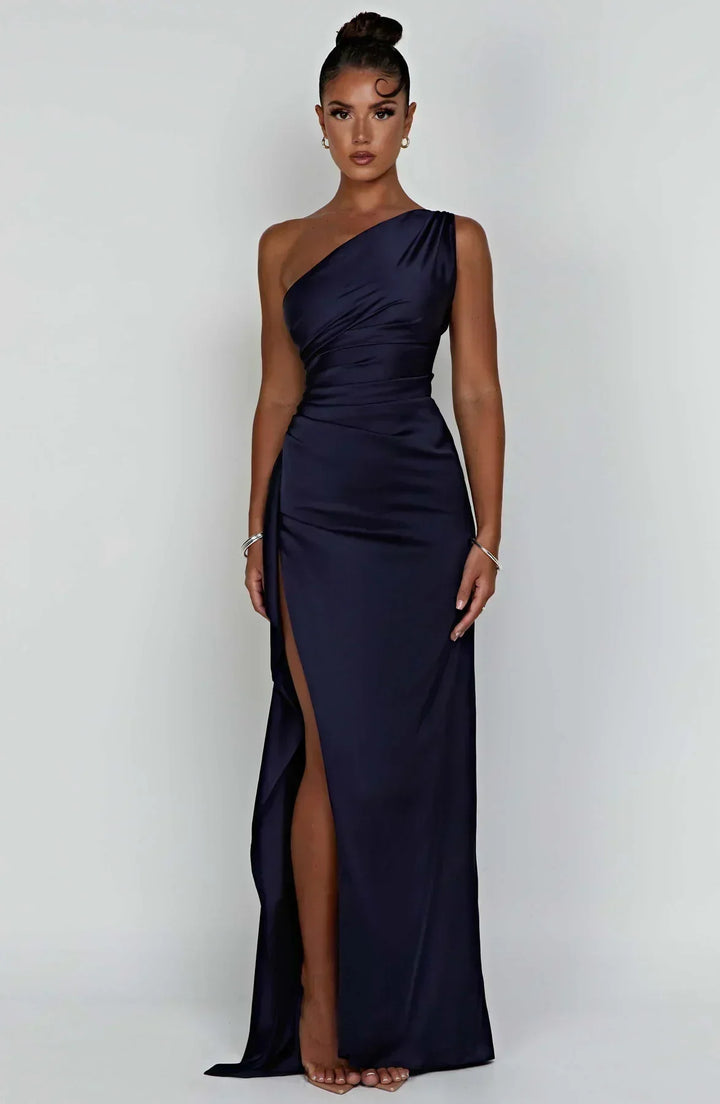 Glamorous one-shoulder long dress, high slit, ideal for evening parties.