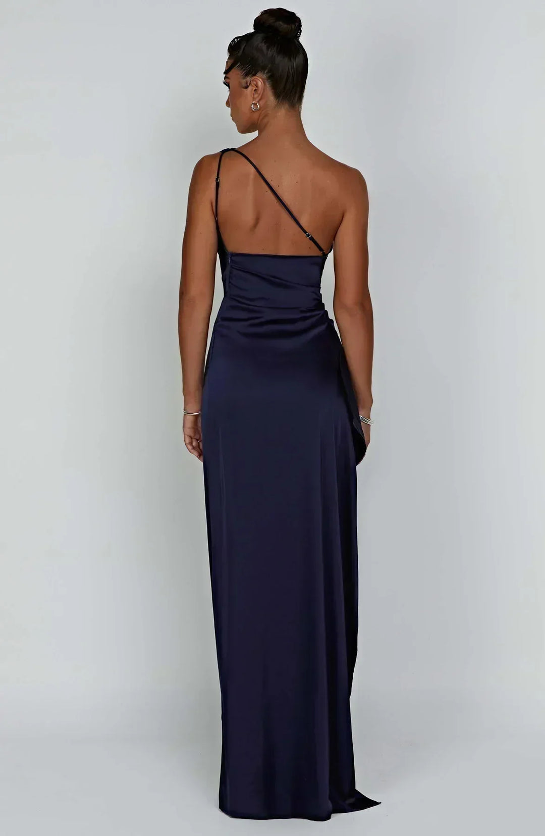 Women's one-shoulder evening dress with high slit, elegant for special events.