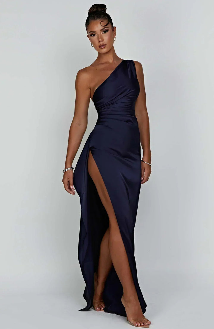 Chic one-shoulder maxi dress, high slit, a glamorous option for evenings.