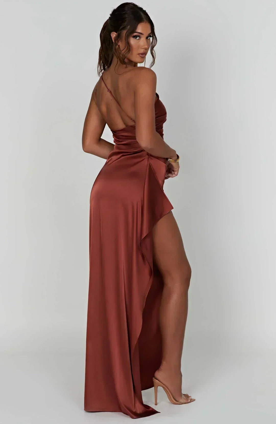Chic one-shoulder long dress, high slit, a sophisticated choice for formal wear.