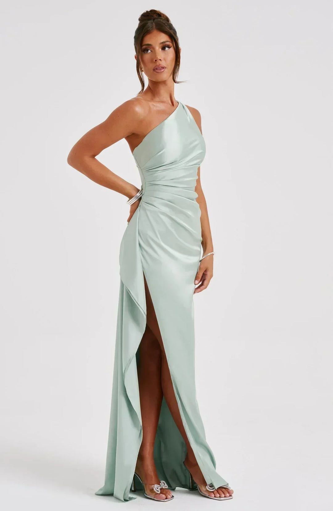 Glamorous one-shoulder long dress, high slit, ideal for a chic evening event.