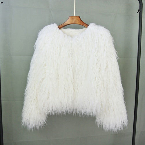 Stylish women's winter coat, ideal for elegant autumn and winter fashion. Warm and cozy long-sleeve jacket.