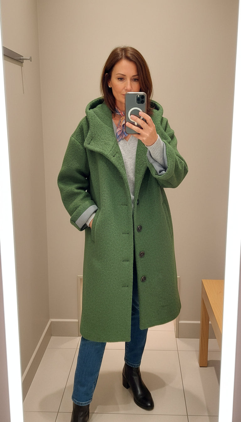 Chic women's transitional coat, perfect for autumn & winter. Elegant long-sleeve outerwear with versatile style.