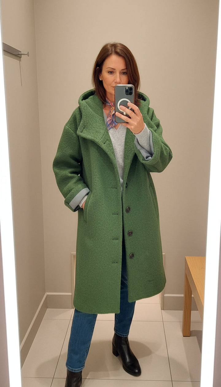 Chic women's transitional coat, perfect for autumn & winter. Elegant long-sleeve outerwear with versatile style.