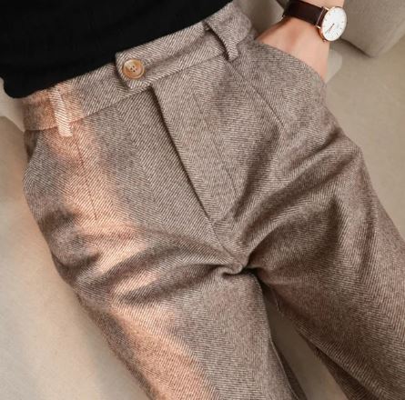 Modern women's fashion pants: elegant high-waist design for a versatile and comfortable look.