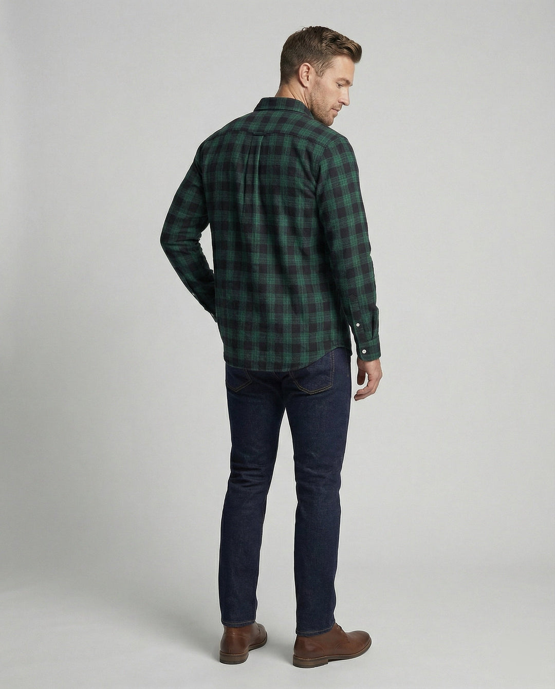 Versatile men's checked overshirt, long sleeve, easy to style for any casual occasion or layering.
