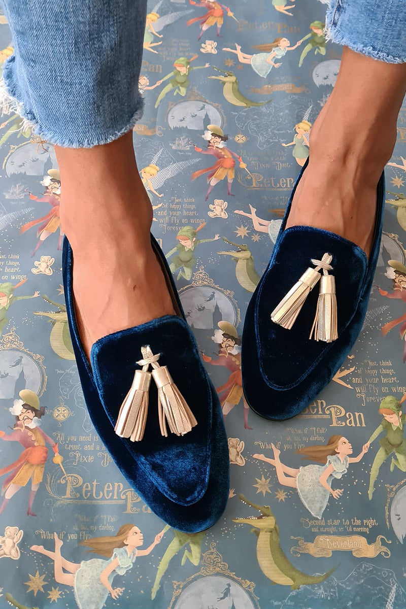 Comfortable women's fringe slip-on loafers, perfect for everyday style. Retro blue ladies' footwear for casual chic.