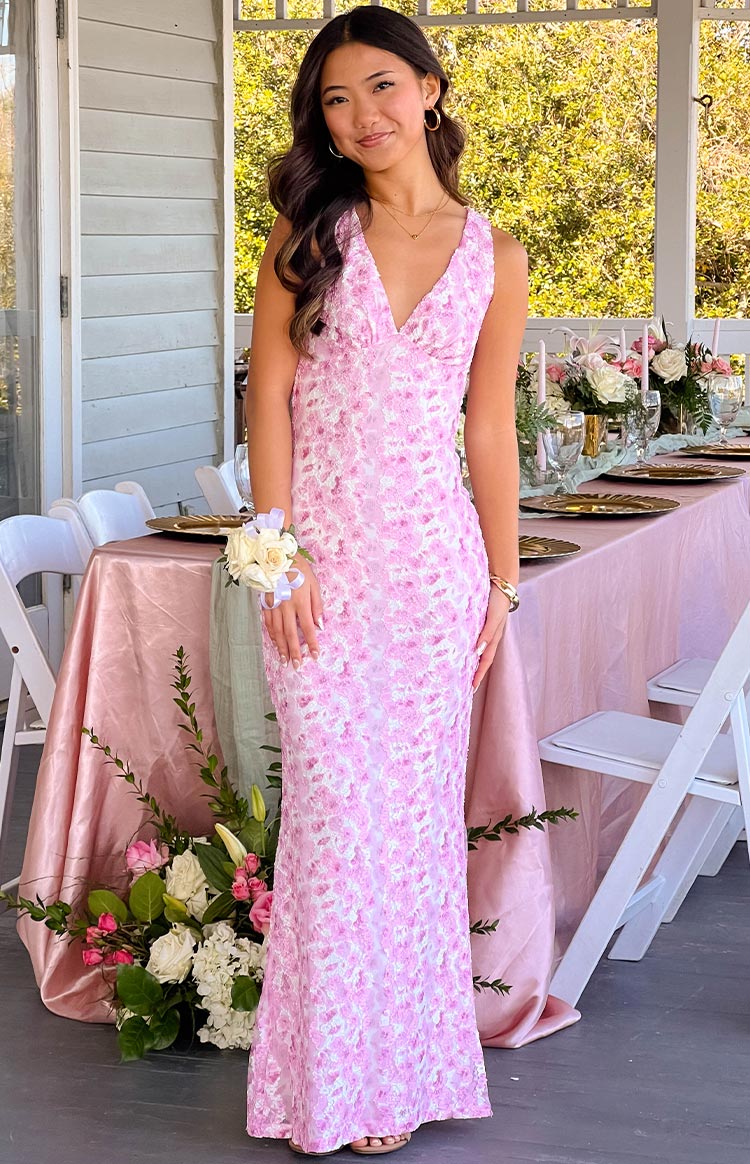 Women's elegant floral sleeveless V-neck maxi dress, a romantic choice for any special occasion.