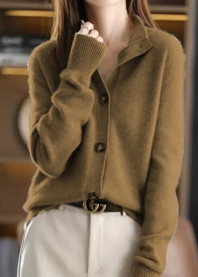Women's elegant button cardigan, a sophisticated layering piece for fall/winter.