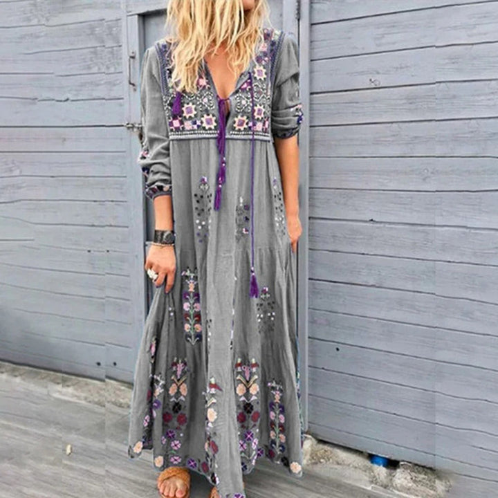 Classic style women's elegant blue midi dress with a light, vintage-inspired design for fashion.