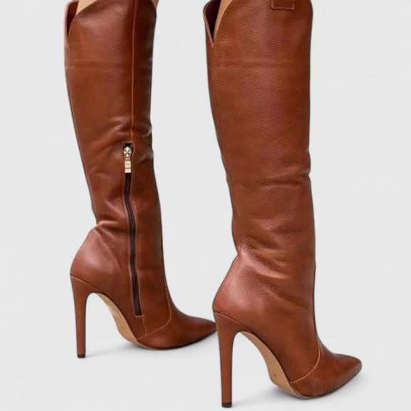Chic women's orthopedic boots with an elegant pointed toe. Versatile and comfortable for any occasion.