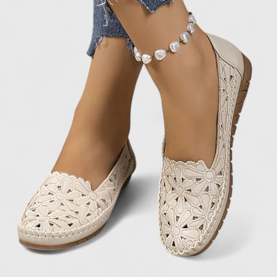 Spring fashion women's flat sandals, comfortable slip-on design for everyday wear.