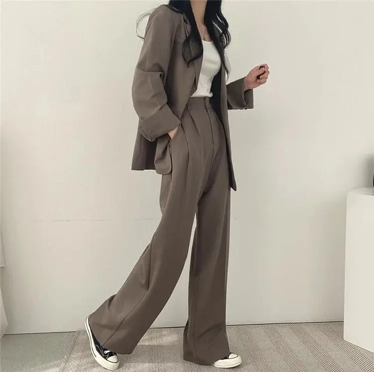 Versatile women's tailored set, ideal for elegant business meetings or daily office.