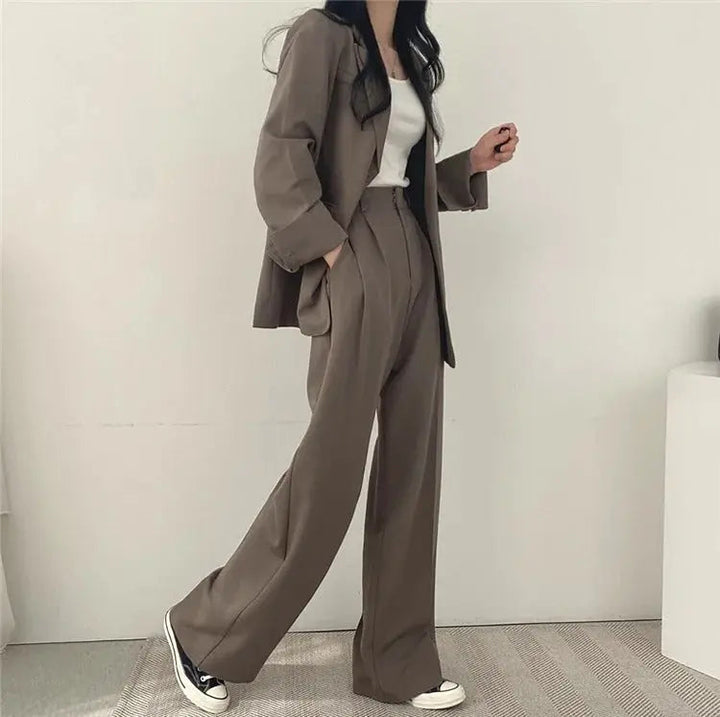 Versatile women's tailored set, ideal for elegant business meetings or daily office.