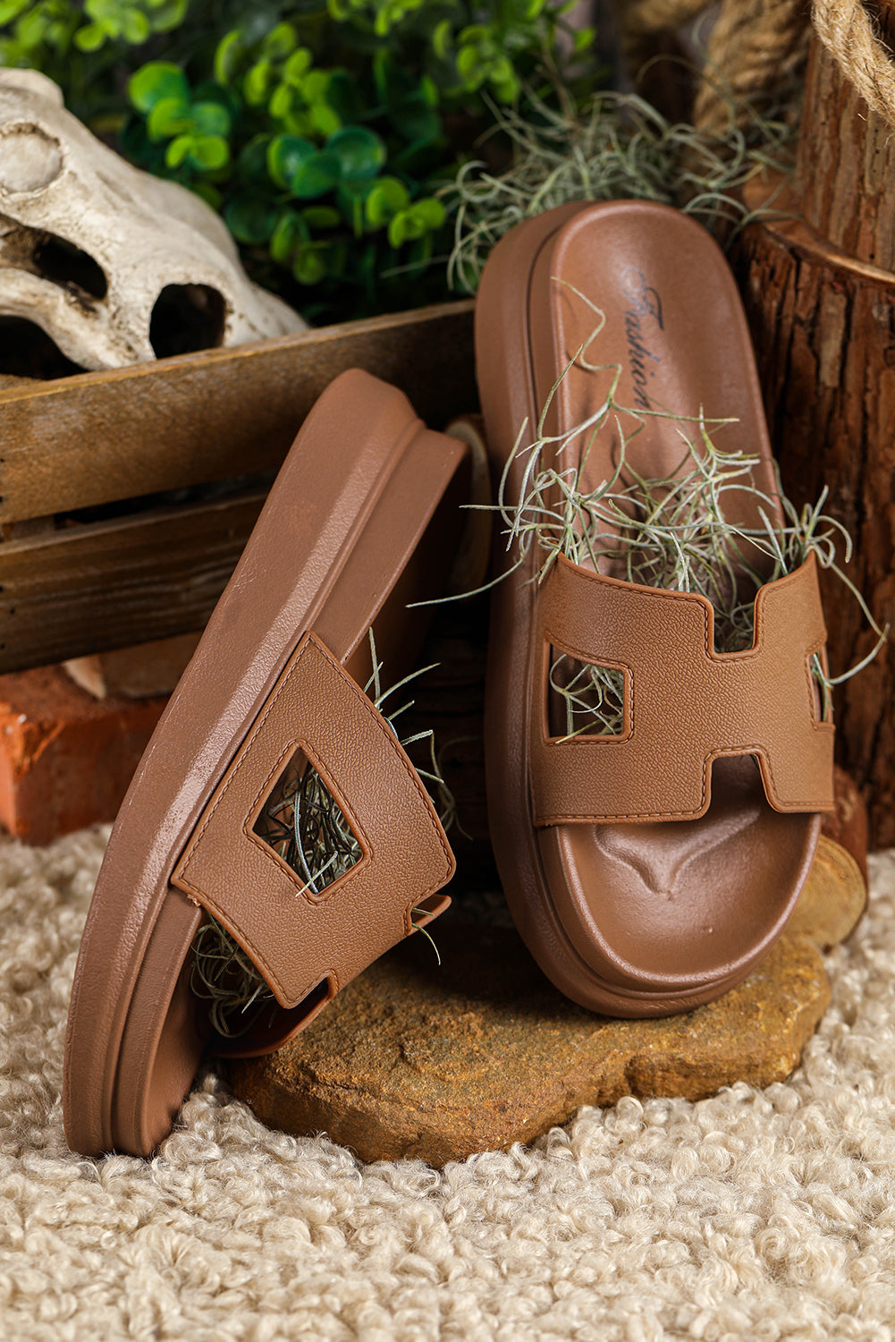 Comfortable women's slides, ideal for both indoor relaxation and outdoor casual outings.